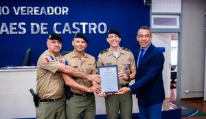 Câmara Municipal homenageia policiais que salvaram criança engasgada