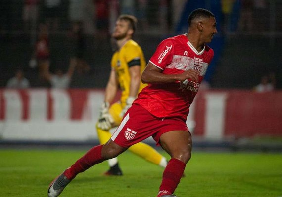 Negueba marca duas vezes e garante classificação do CRB na Copa do Nordeste