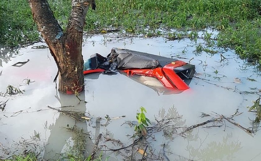 Carro bate em árvore, capota e vai parar em área alagada no Pilar