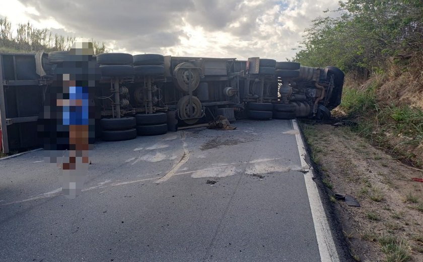 BR-101 em Flexeiras é liberada no final da noite após destombamento de caminhão