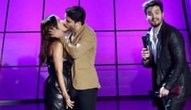 Anitta dá 'beijão' em cantor durante Prêmio Multishow