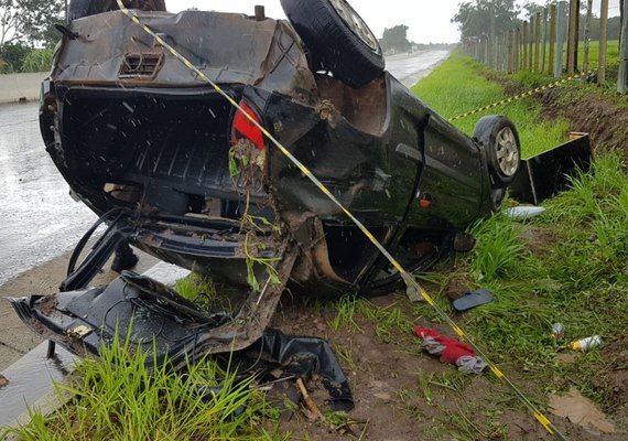 Motorista perde o controle de Celta e capota em Arapiraca