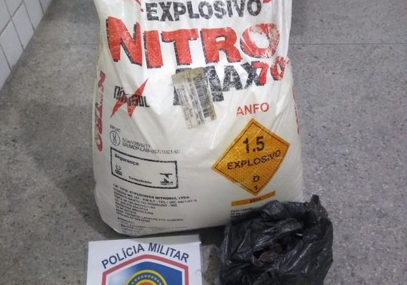 Homem é preso com 25 kg de material explosivo e grampos