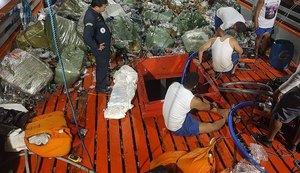 Vídeo: produtos contrabandeados são encontrados em barco encalhado no Litoral Sul de Alagoas