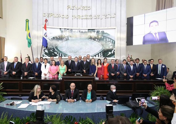 Vinte e quatro deputados tentam a reeleição