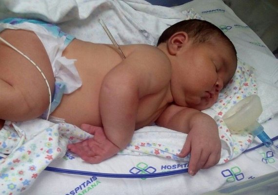 Bebê nasce com quase 6 quilos e vira atração em maternidade