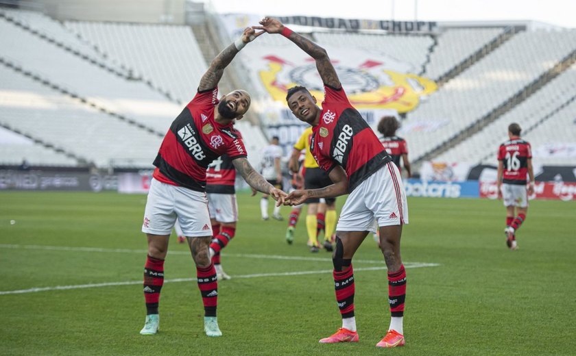 Flamengo atropela Corinthians na Neo Química Arena, mantém tabu e cola no G4