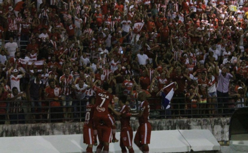 CRB vence Goiás no Estádio Rei Pelé e fica perto da permanência na Série B