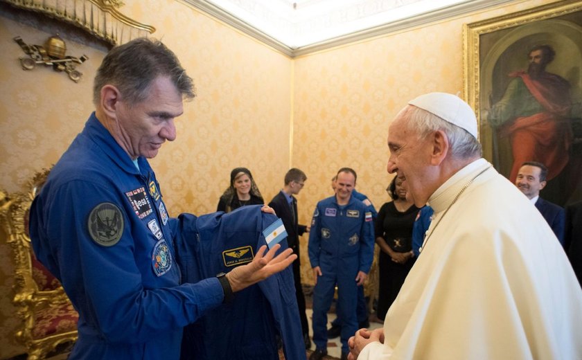 Astronautas da Estação Espacial dão uniforme personalizado ao Papa Francisco