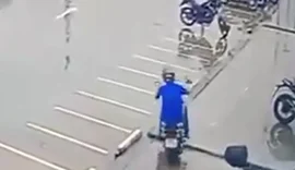 Homem destrava e furta motocicleta em estacionamento de supermercado