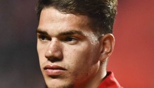 Barcelona monitora goleiro brasileiro Ederson do Benfica