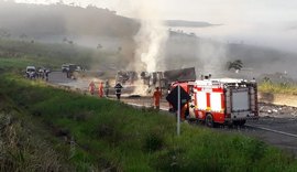 Carreta carregada com vodka tomba na rodovia BR 101 e trânsito fica bloqueado