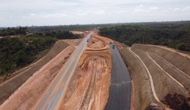Primeiro trecho da AL-102 Norte recebe serviços de pavimentação asfáltica