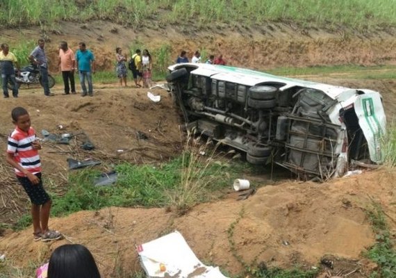 Micro-ônibus capota, mata uma criança de cinco anos e deixa 11 feridos