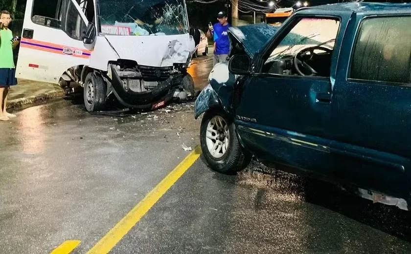 Seis pessoas ficam feridas em colisão entre van e caminhonete, em Rio Largo