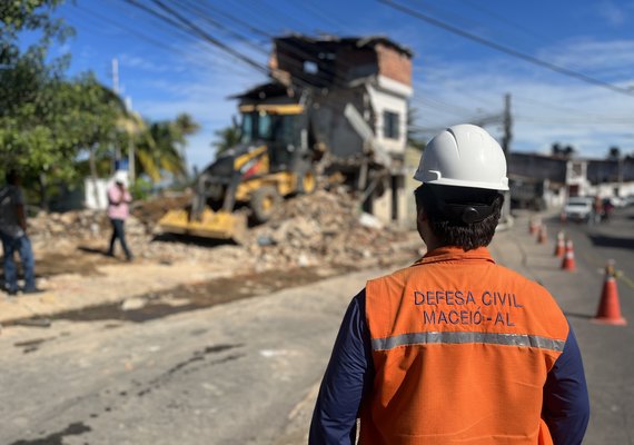 Ladeira do Bomfim é liberada pela Defesa Civil de Maceió após demolição de seis imóveis