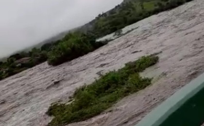 Chuva faz rio transbordar em Feliz Deserto e barreira desliza fechando acesso a Penedo e Piaçabuçu
