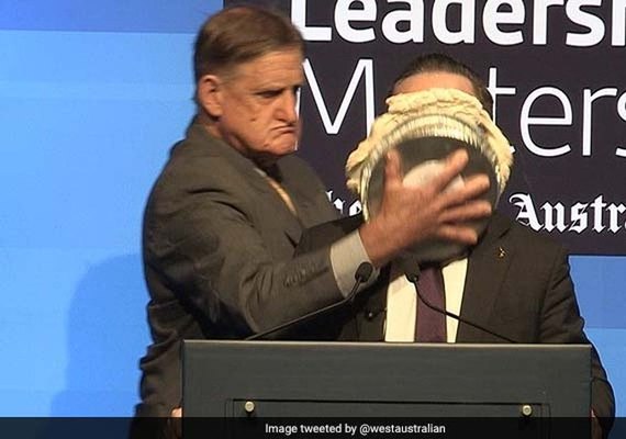 Presidente de companhia aérea leva torta na cara em evento