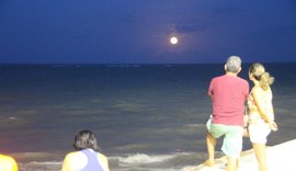 Superlua transforma o anoitecer em espetáculo na orla de Maceió