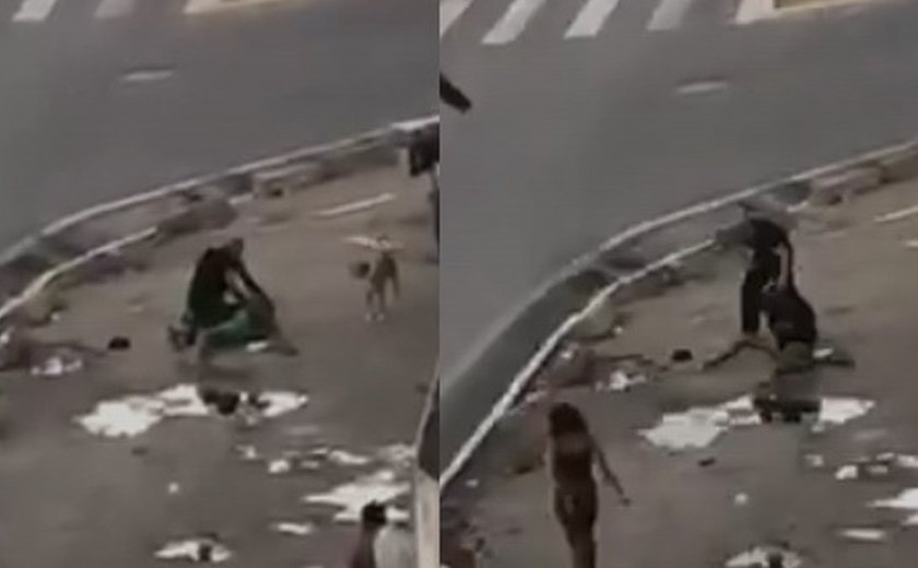 Briga entre homens em situação de rua é registrada em vídeo no Centro de Maceió