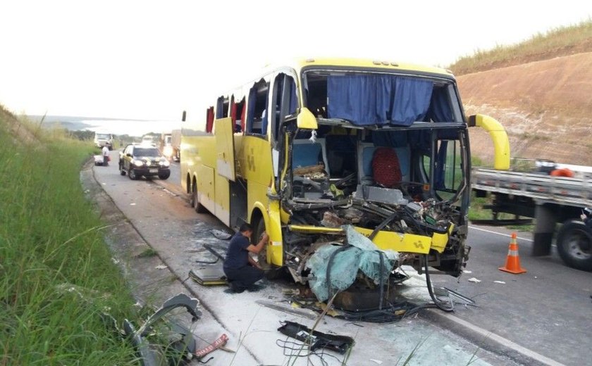 Acidente entre ônibus e caminhão deixa 18 feridos no entorno do DF