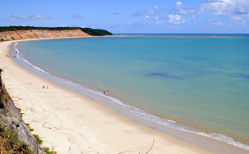 Barra de Santo Antônio tem caminho no mar