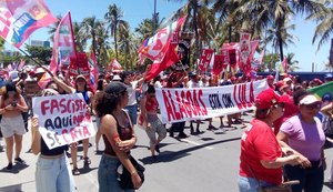 Orla de Maceió reúne manifestantes em ato de apoio a Lula