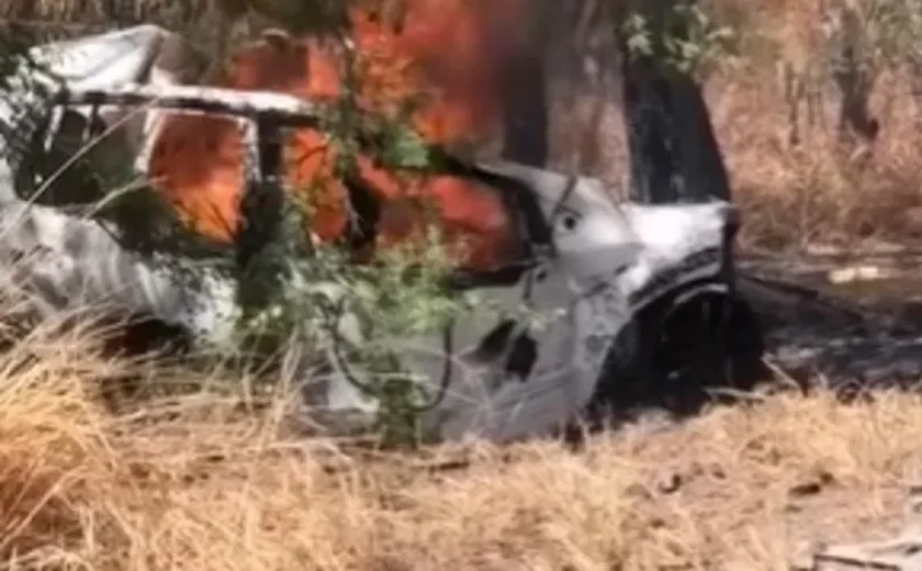 Três pessoas morreram carbonizadas após carro colidir com carreta e pegar fogo na BR-423