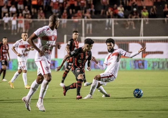 CRB sofre derrota para o Vitória no último minuto e segue na zona de rebaixamento