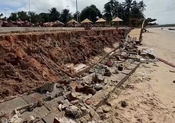 Ressaca do mar e vento forte causam destruição
