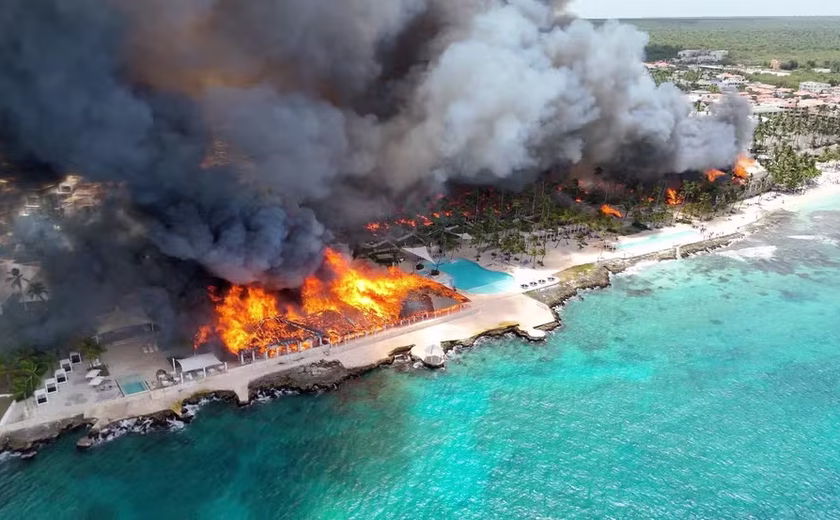 Incêndio destrói resort, mata turista e obriga retirada de 1.700 pessoas