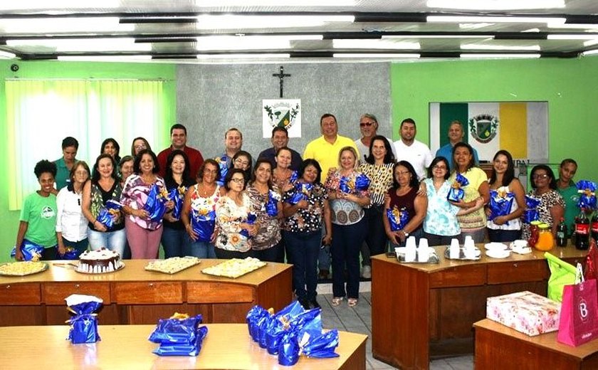 Câmara de Arapiraca oferece café da manhã para servidoras