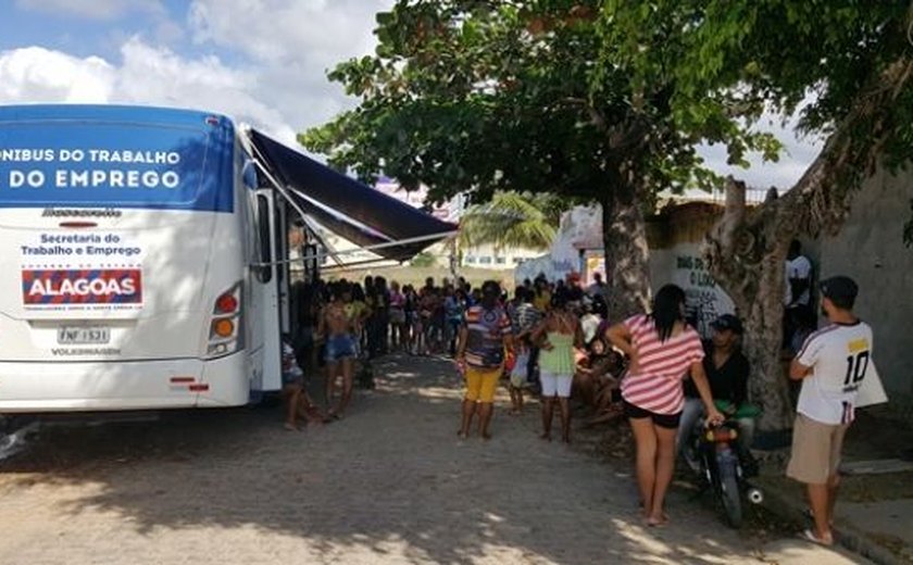 Ônibus do Sine emite 100 carteiras de trabalho na Grota das Piabas
