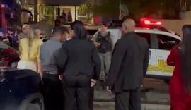 Turistas causam confusão em restaurante e atacam segurança com garrafa de vidro