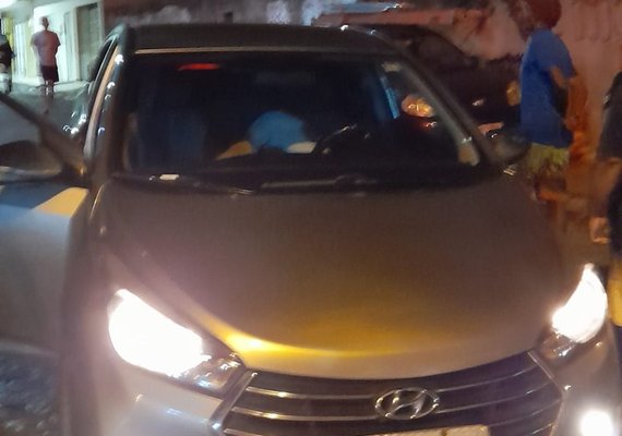 Homem de 40 anos é achado morto com marcas de tiros dentro de carro no Feitosa