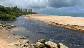 Mulher é resgatada após princípio de afogamento no Rio Jacarecica, em Maceió