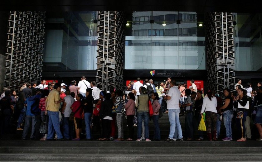 Venezuelanos enfrentam filas em bancos para deixar notas que vão perder valor
