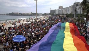 Parada do Orgulho LGBT reúne milhares de pessoas na Praia de Copacabana