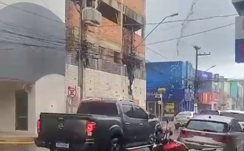 Temporal com raios e trovões assusta Arapiraca