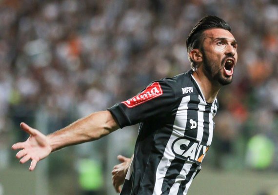 Meia argentino Dátolo é anunciado como reforço do Vitória para 2017