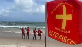 Catamarã naufraga próximo à Praia do Sobral e dois ocupantes são resgatados sem ferimentos