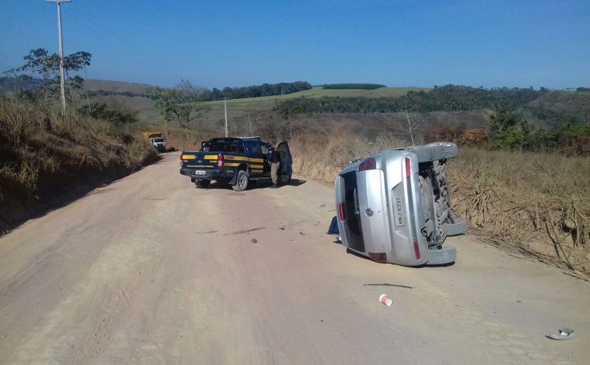 Após perseguição, PRF detém três pessoas e recupera veículo na região de Atalaia