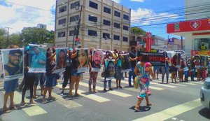 Vítimas do golpe da casa própria protestam na Avenida Fernandes Lima