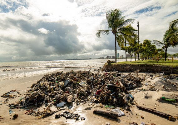 Mais de 600 toneladas de lixo são recolhidos na Praia da Avenida após chuvas