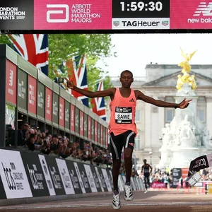 Queniano se torna primeiro atleta a correr maratona abaixo de 2 horas