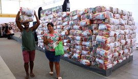 Em meio à pandemia, militares do 1º BPM distribuem cestas básicas em Maceió