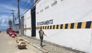 Estacionamento que impedia veículos de parar na rua é interditado em Maceió