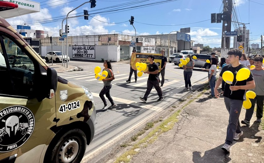 Estudantes fazem ação no trânsito para marcar Setembro Amarelo