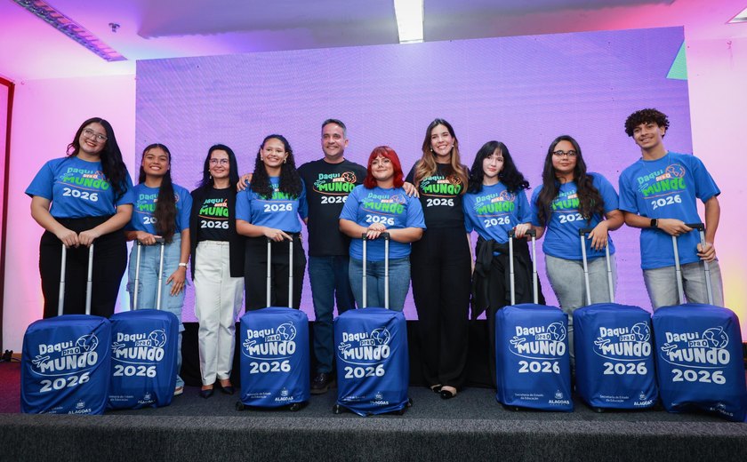 200 estudantes selecionados para intercâmbio na Inglaterra recebem kits de viagem neste terça-feira