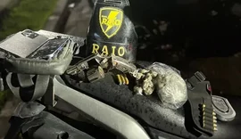Dois homens são detidos com armas e drogas no Jacintinho